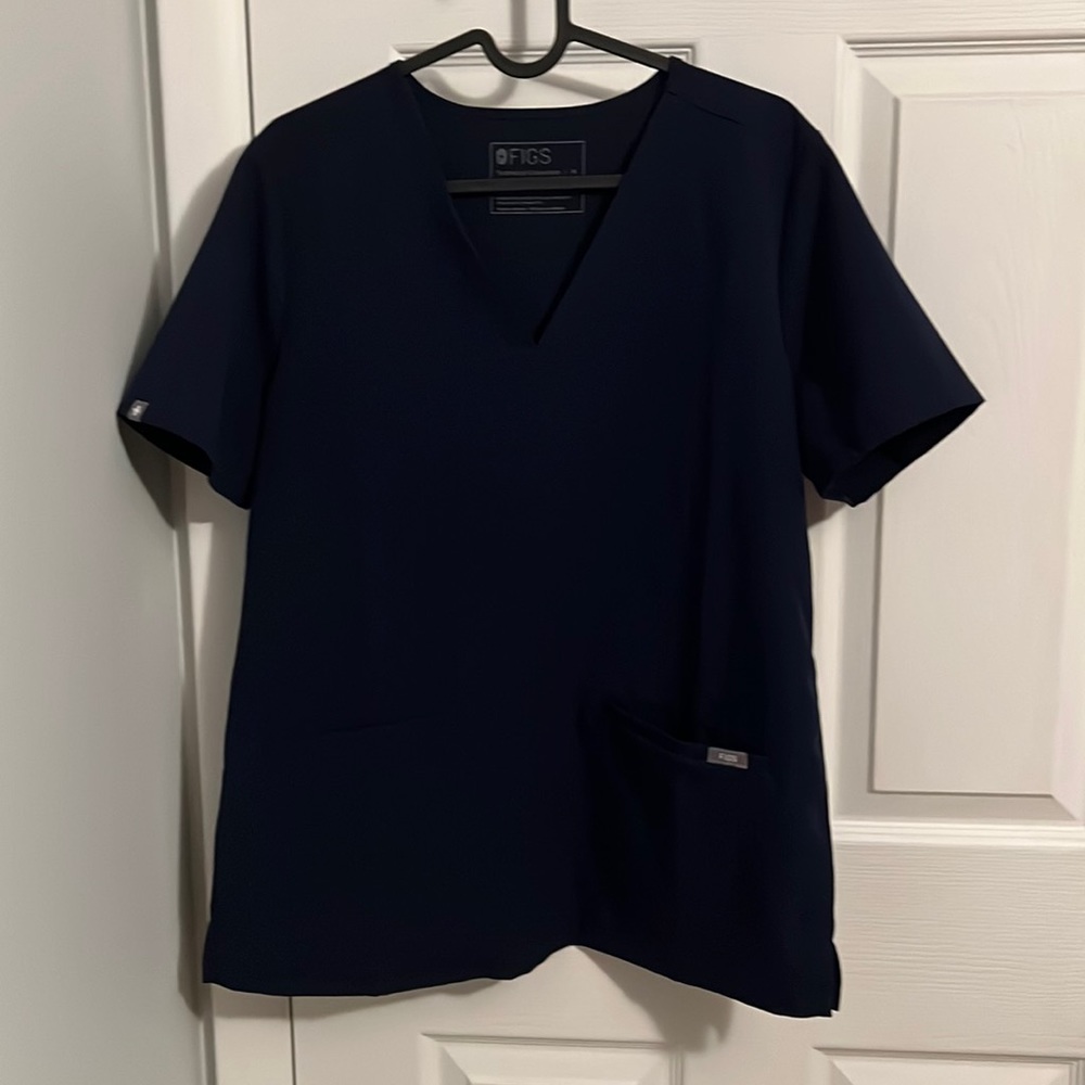 Figs women’s Casma 3 pocket scrub top in Navy